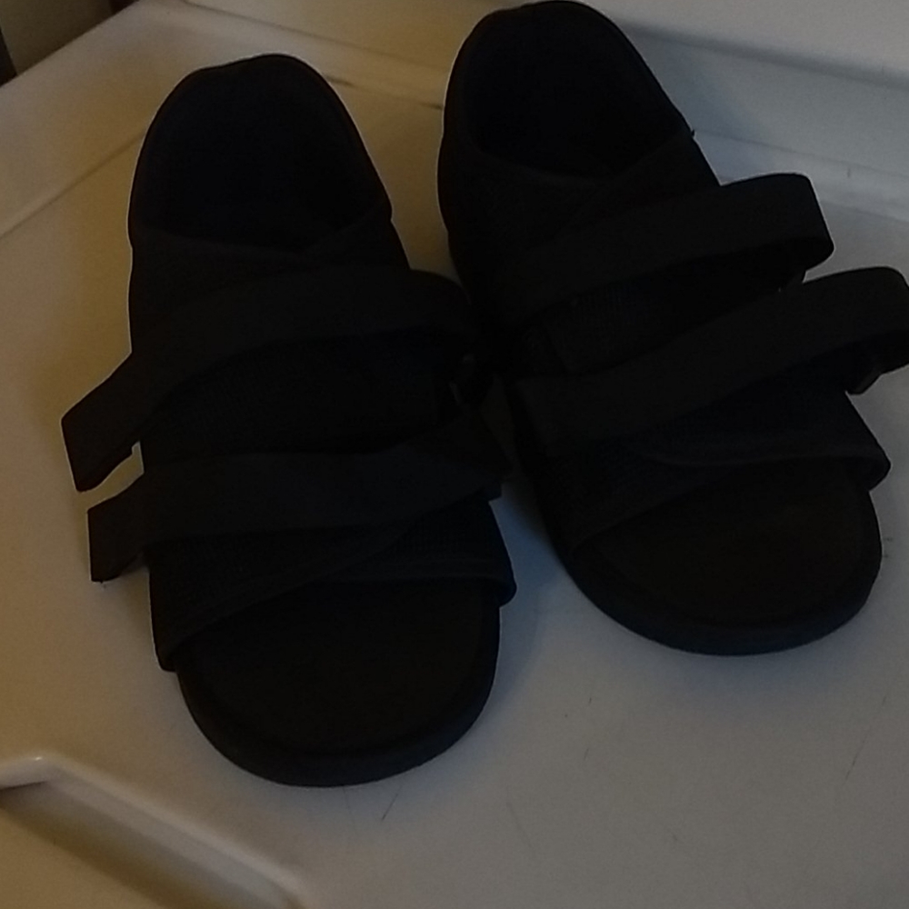 Men's velcroed slip-on open toed slippers/shoes